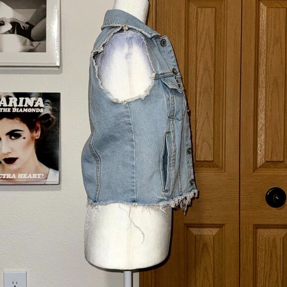 Umgee Denim Vest Womens Small Blue Light Wash Sleeveless Frayed Hem Button Front - Picture 2 of 8